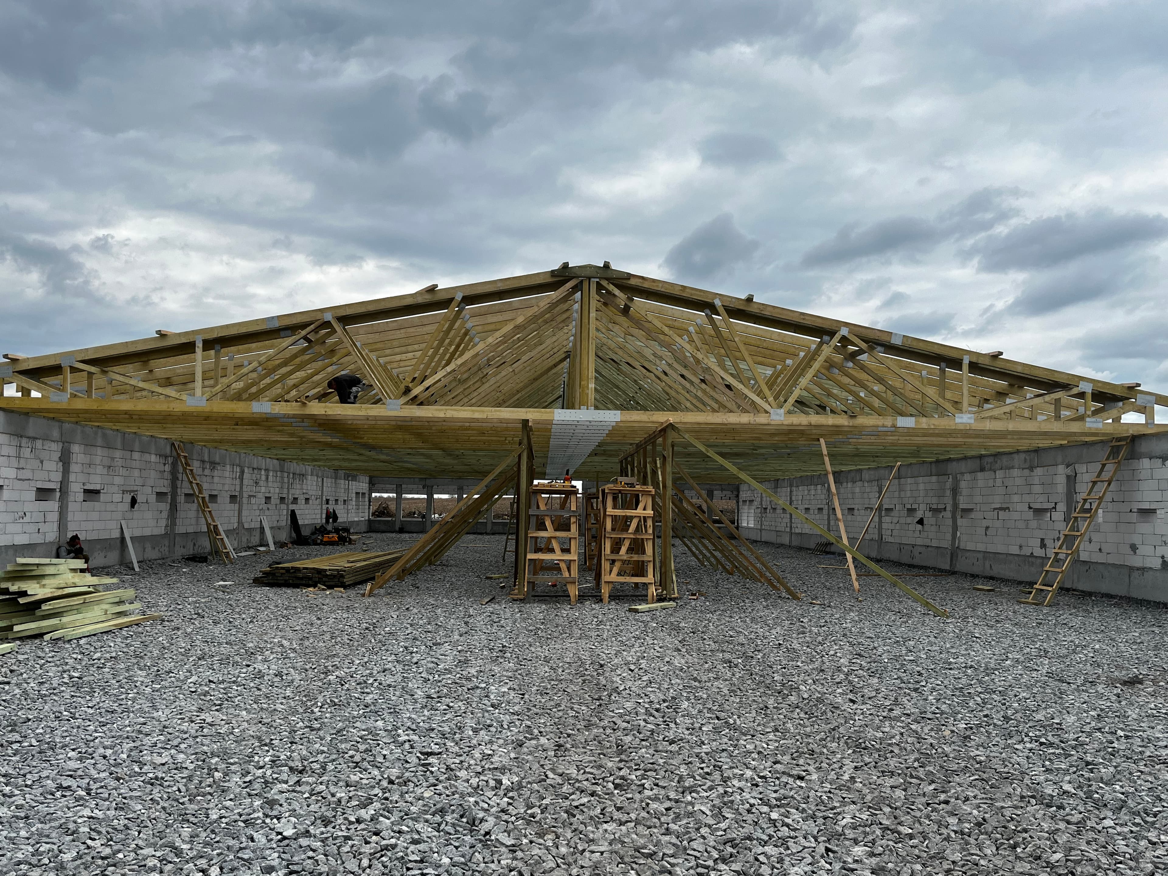 Об'єкт із фермами з металозубчатими пластинами на стадії будівництва зі стінових блоків