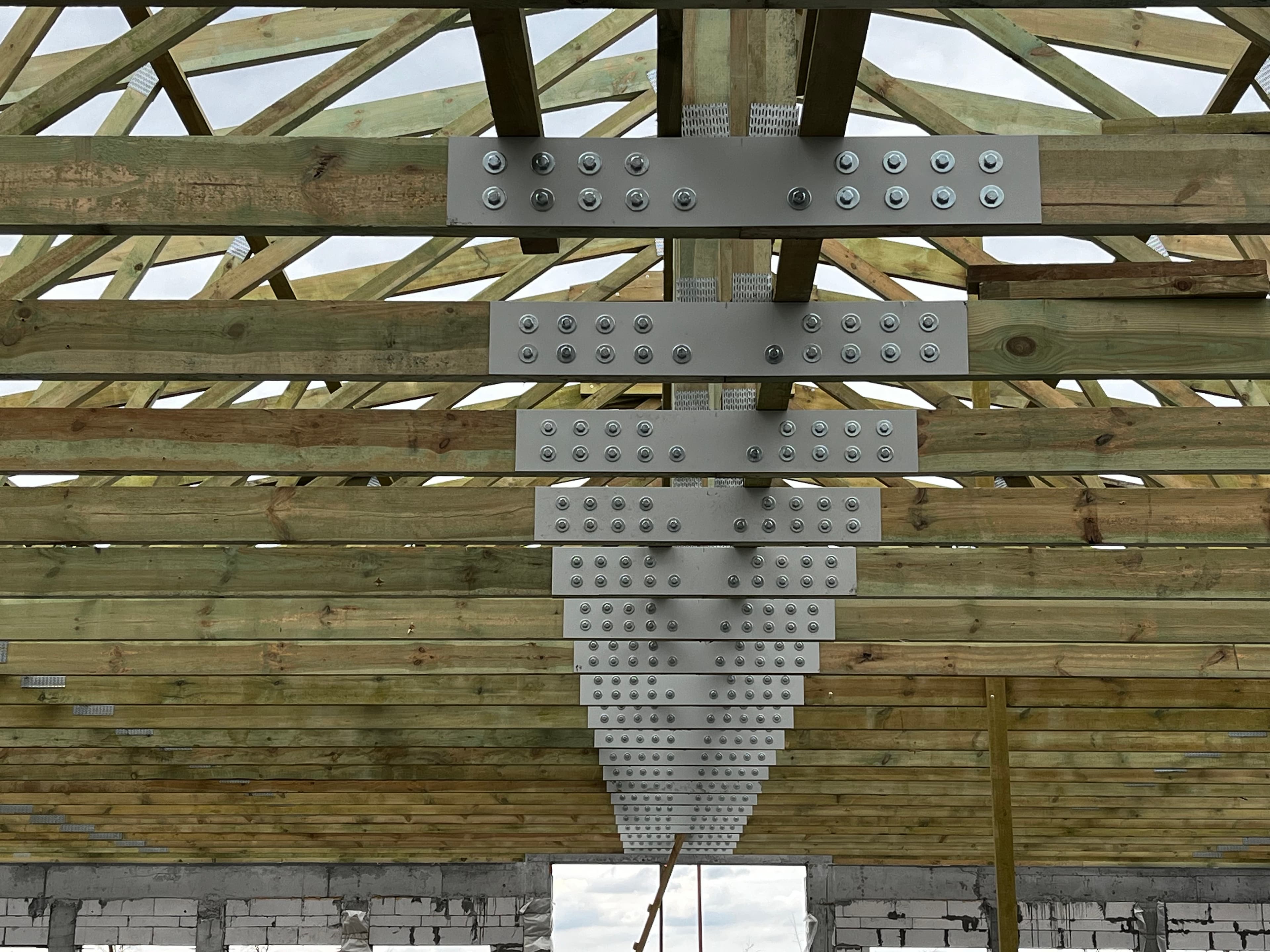 Інженерний вузол дерев'яної ферми з металозубчатими пластинами на об'єкті