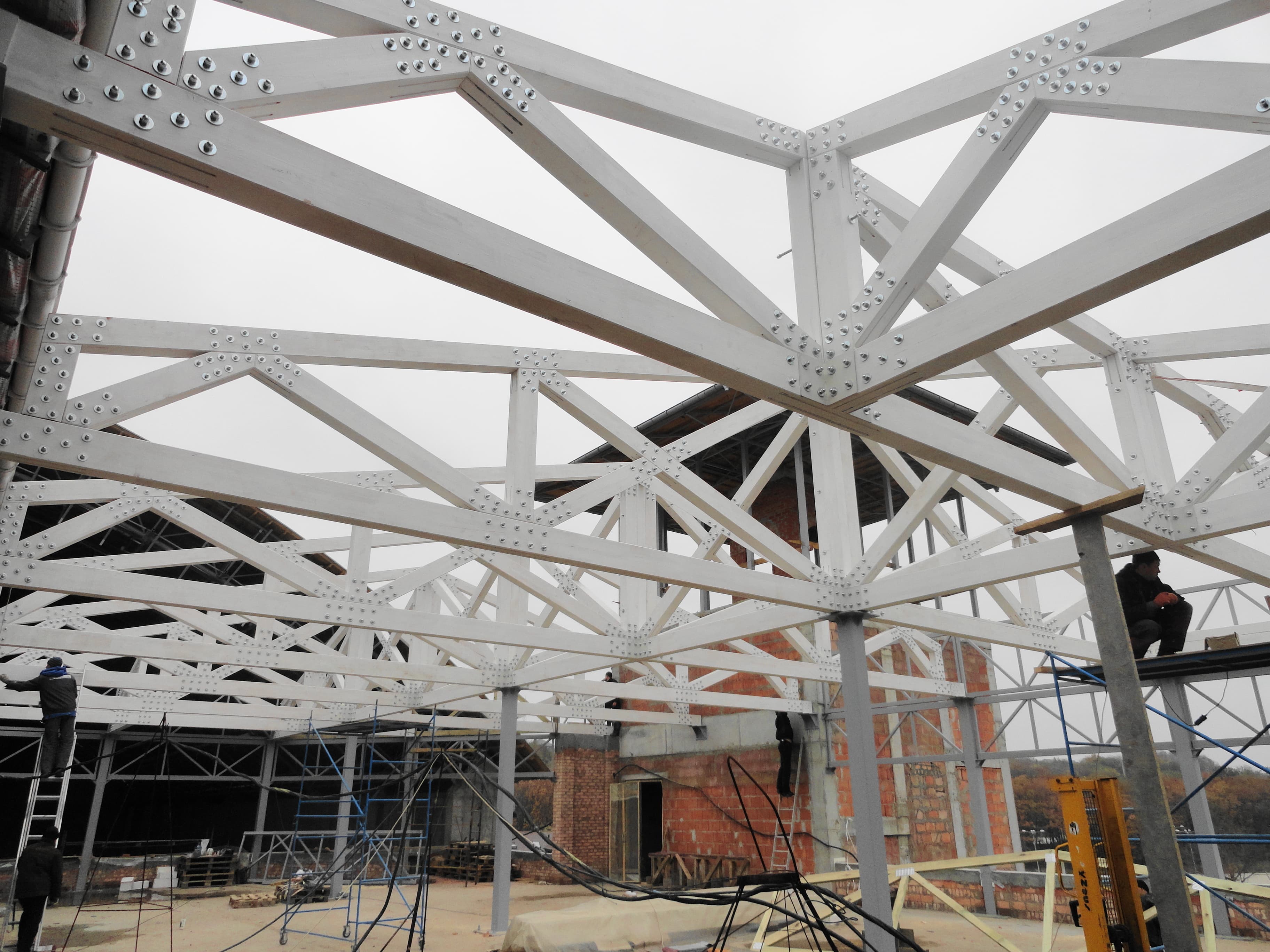 Монтаж білих ферм на об'єкті великого прольоту