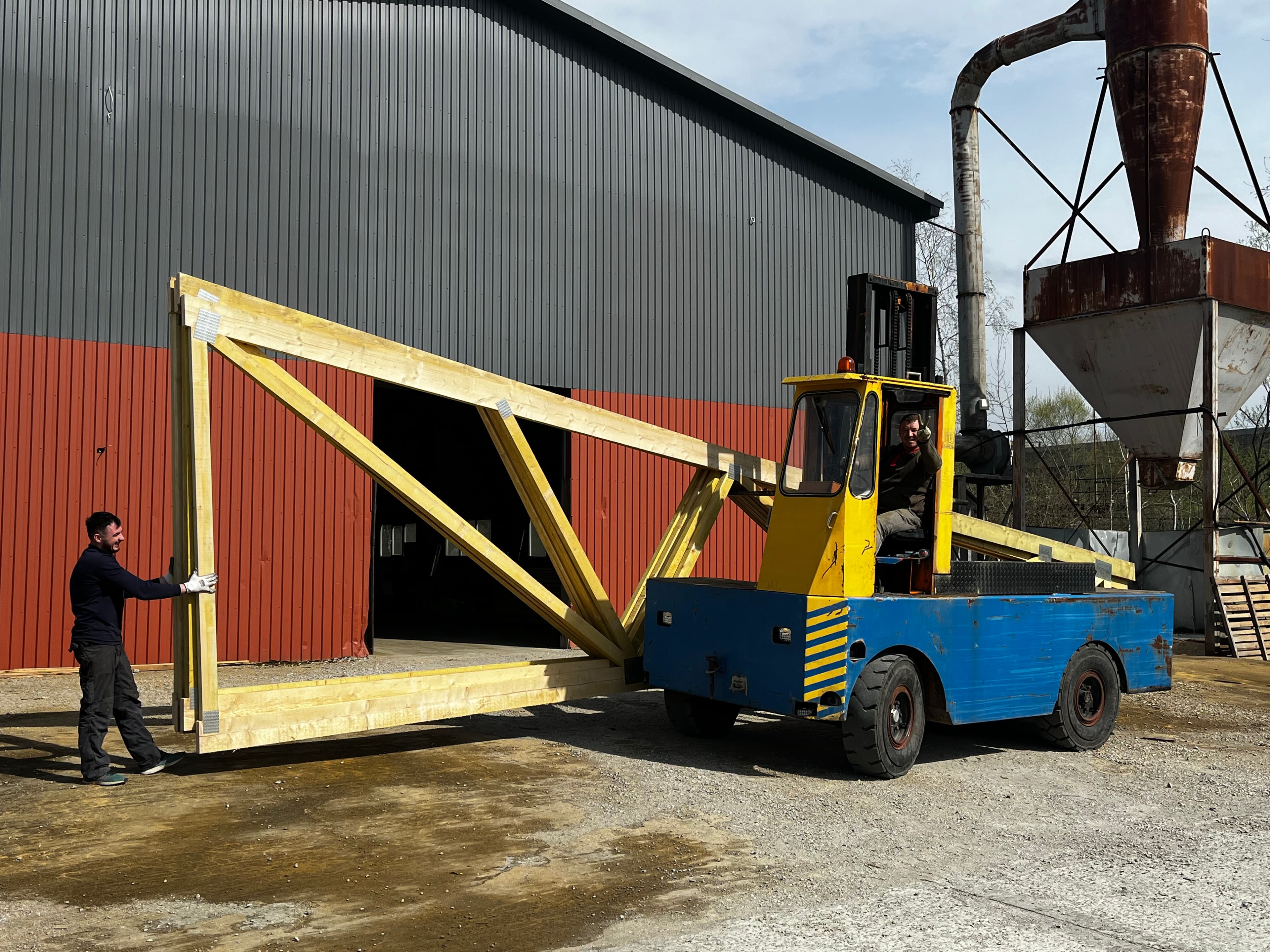 Навантаження ферми з металозубчатими пластинами спецтехнікою перед відправкою