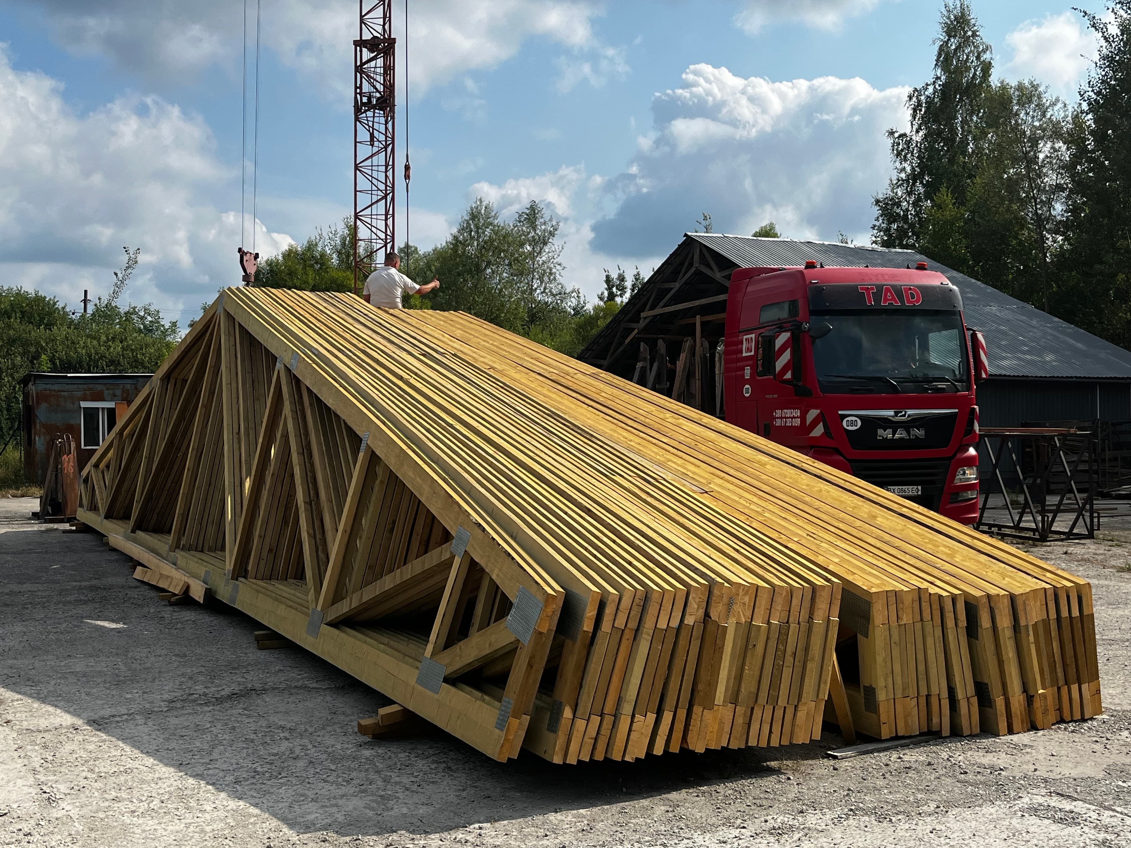 Ферми з металозубчатими пластинами поруч із вантажівкою перед логістикою на об'єкт