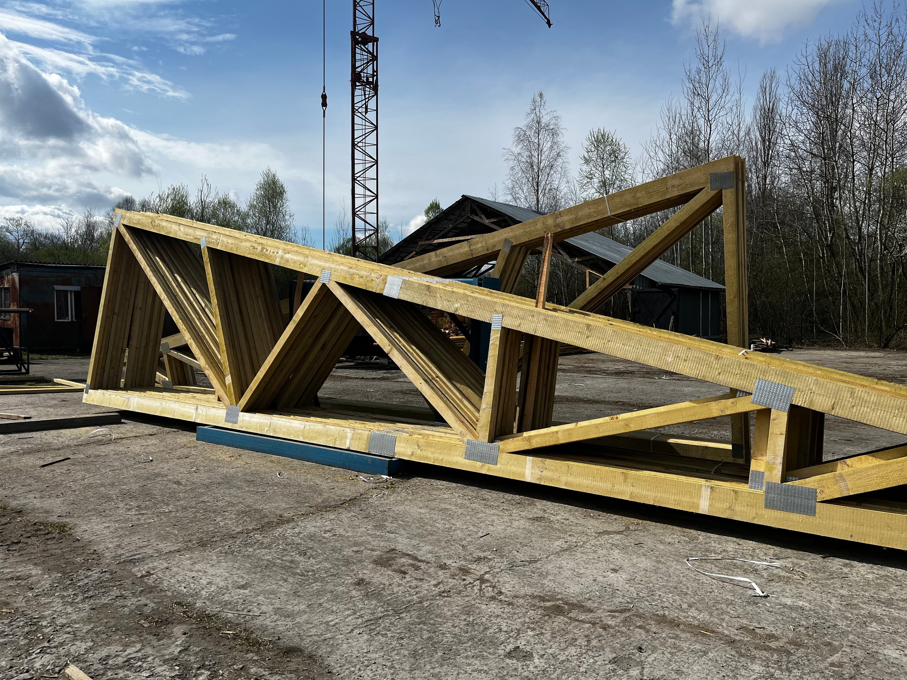 Готова ферма з металозубчатими пластинами перед відвантаженням на майданчику TimberX